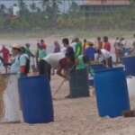 Vídeo: Voluntários protestam contra a incompetência de Bolsonaro enquanto limpavam a praia