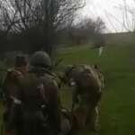Soldados russos arriscam a vida para salvar soldado ucraniano ferido