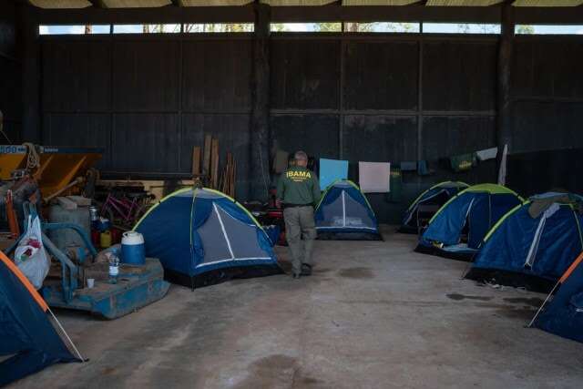 Agentes ambientais e policiais passaram cerca de 40 dias acampados na sede da fazenda manejando o gado que pretendiam apreender.  Avener Prado/Agência Pública